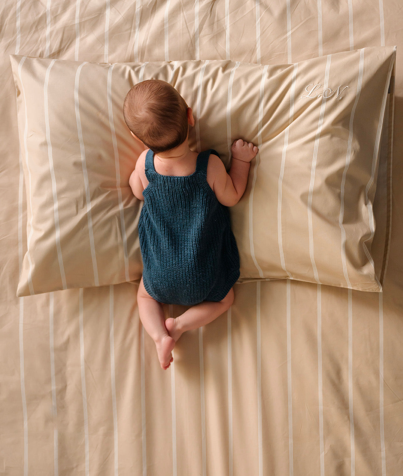 Letto a righe caffelatte Dalfilo con cuscino e bimbo